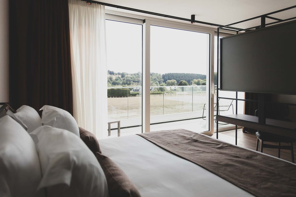 Deluxe Suite | Minibar, in-room safe, blackout drapes, iron/ironing board