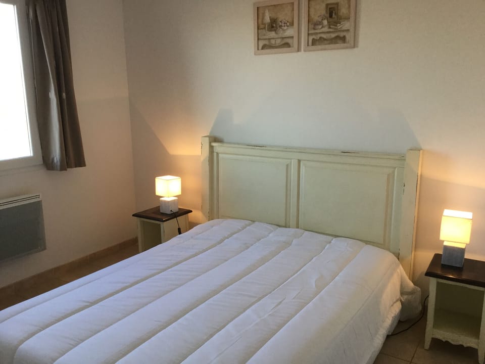 MOURIES holiday rental, mouries gîte with pool for rent with all comfort for 4 people. Online reservation with Plaisirs & Maisons de Provence 1 bedroom