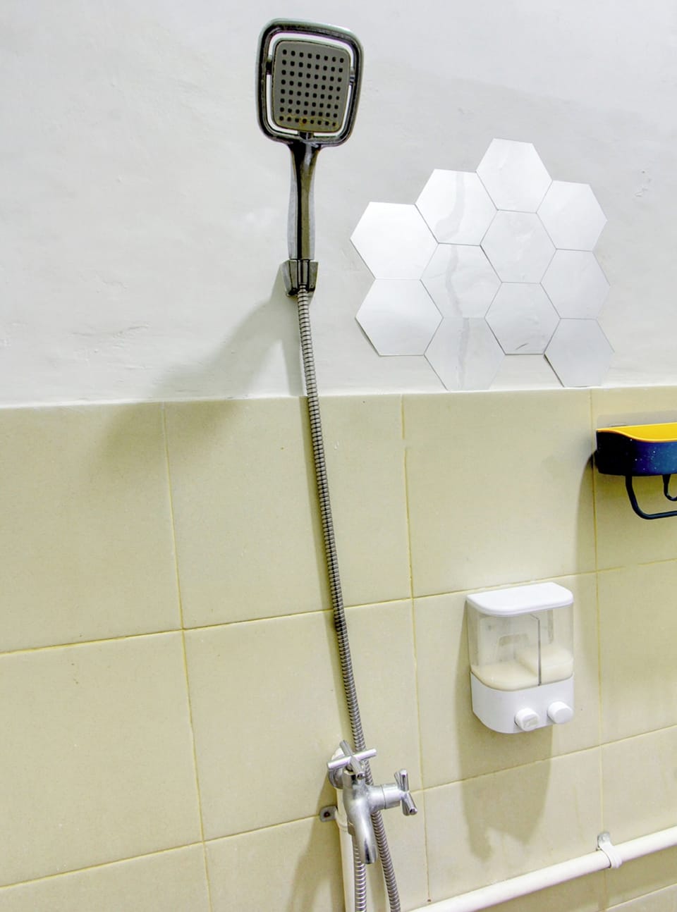 Deluxe Double Room | Bathroom | Shower, towels, soap, shampoo