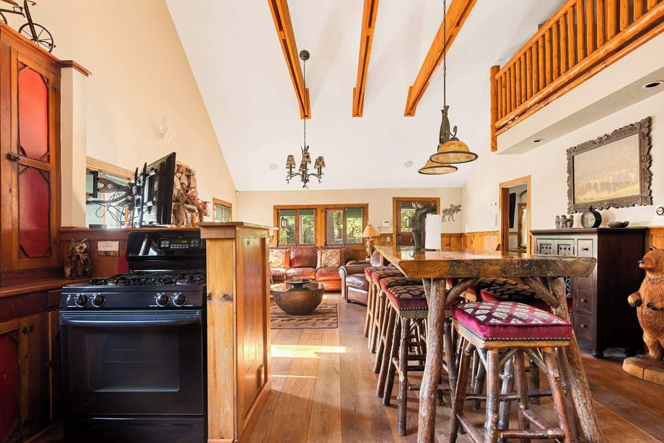 Cabin, Multiple Beds, Patio, Mountain View (Whispering Pines) | Interior