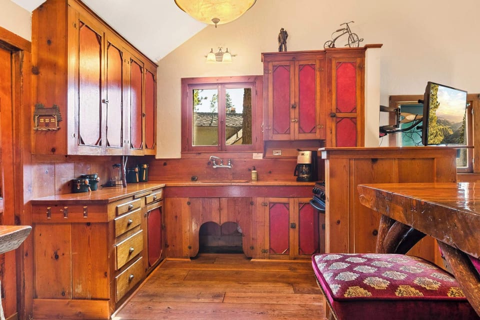 Cabin, Multiple Beds, Patio, Mountain View (Whispering Pines) | Interior