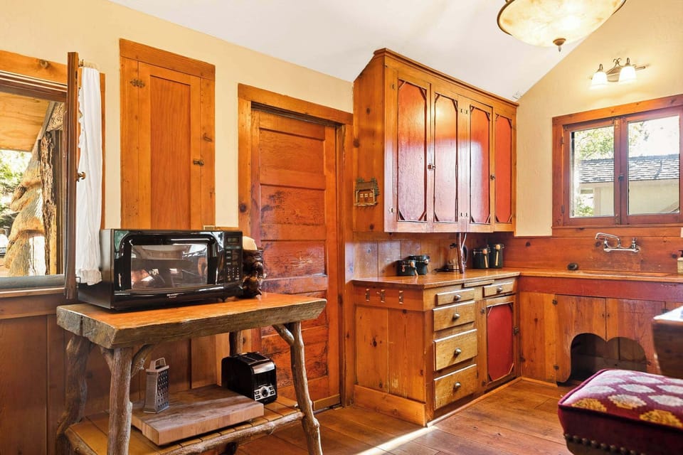 Cabin, Multiple Beds, Patio, Mountain View (Whispering Pines) | Interior