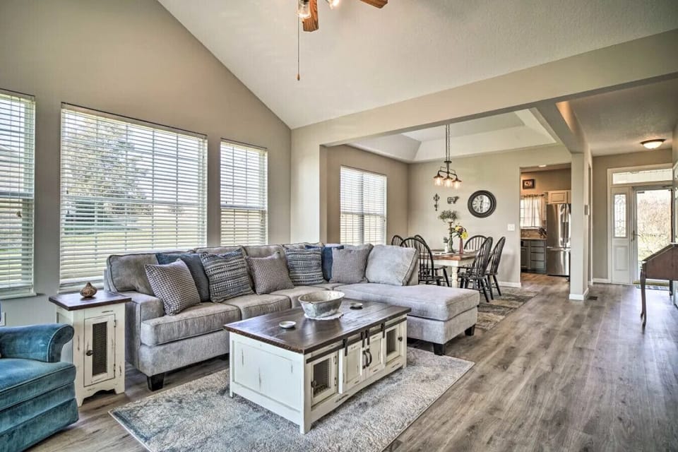 Open concept family| Living Rm | Entertainment | Smart TV