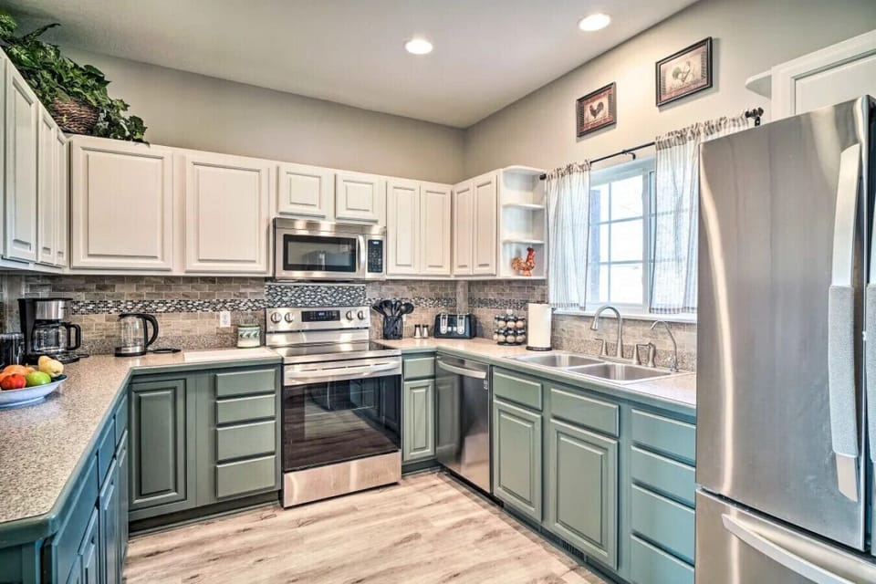 Fully equipped kitchen | Keurig | Toaster | Spices | Dishwasher