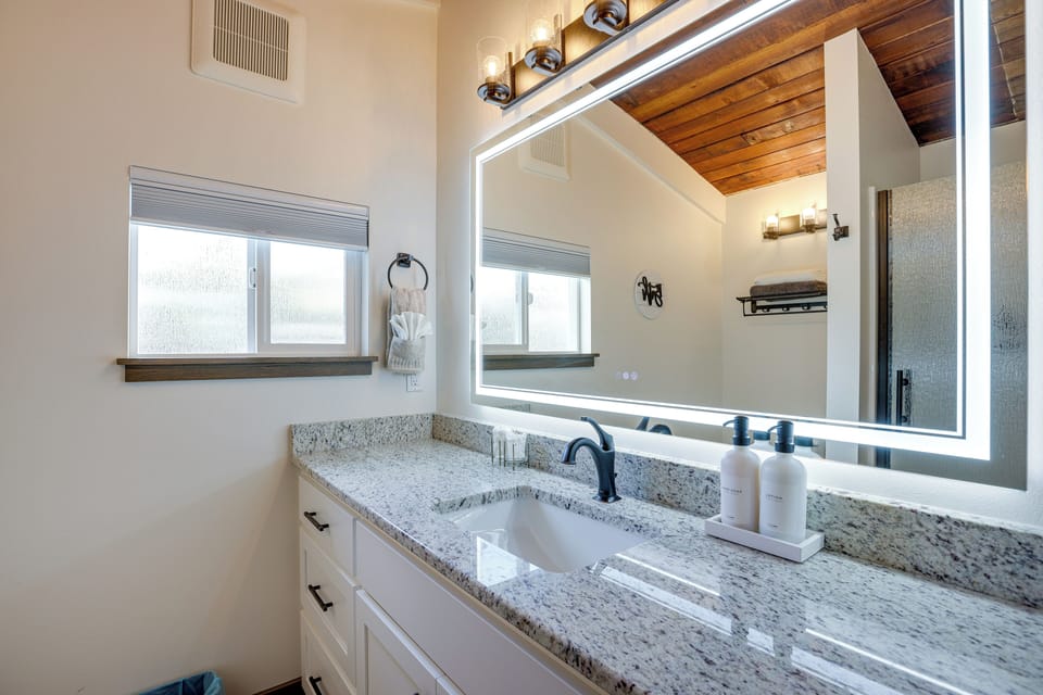 Full Bathroom | Complimentary Toiletries