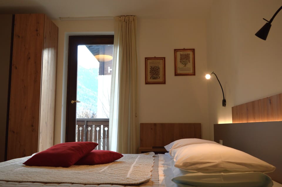 Superior Room, 1 Queen Bed | In-room safe, desk, soundproofing, free WiFi