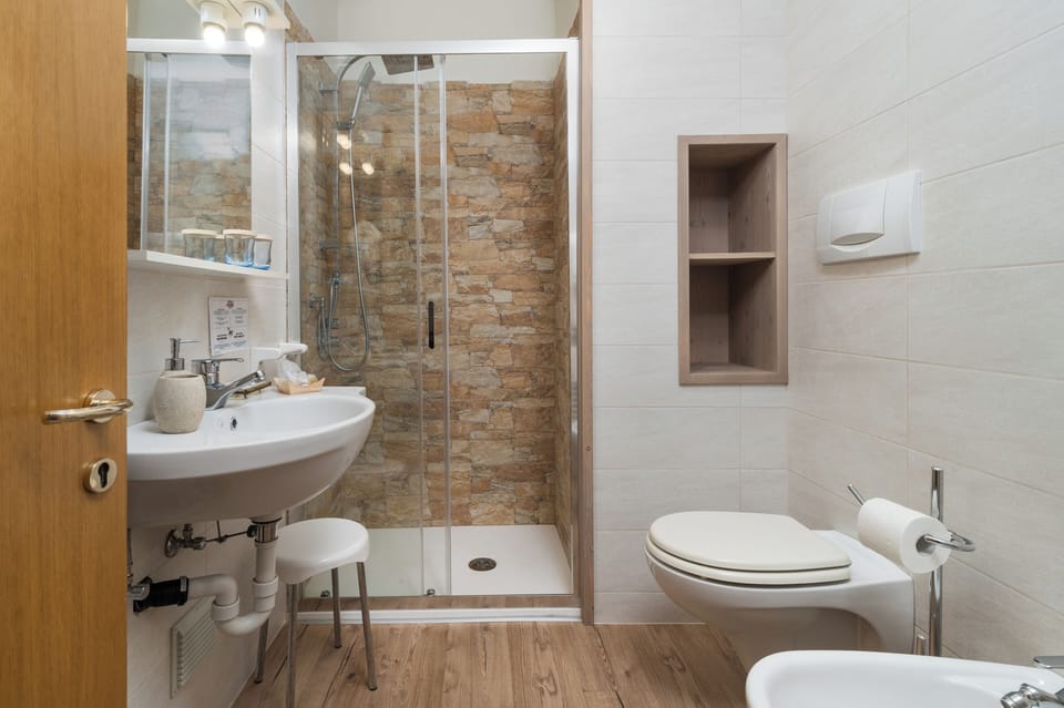 Superior Room, 1 Queen Bed | Bathroom | Hair dryer, bidet, towels, soap