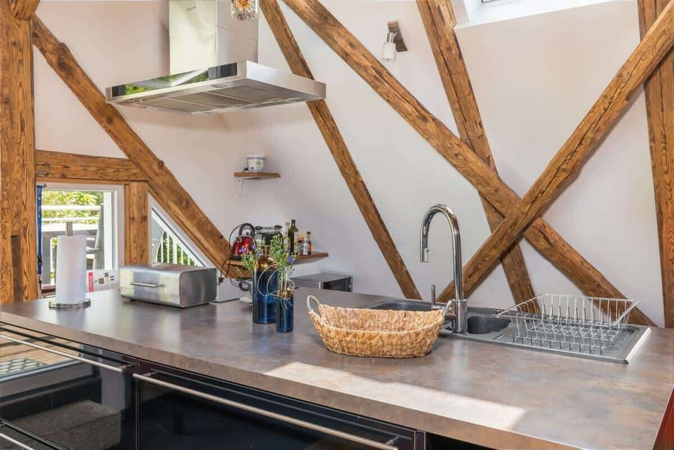 Große Kochinsel in der Wohnung „Liebesnest“