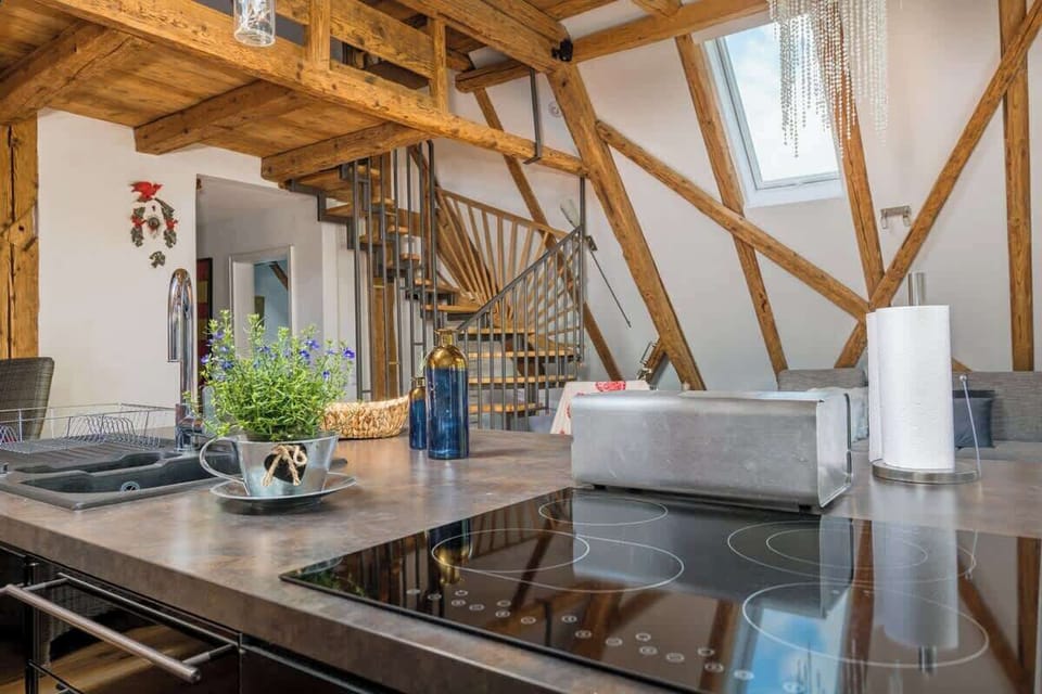 Kochen mit Aussicht in den offenen Wohnraum  