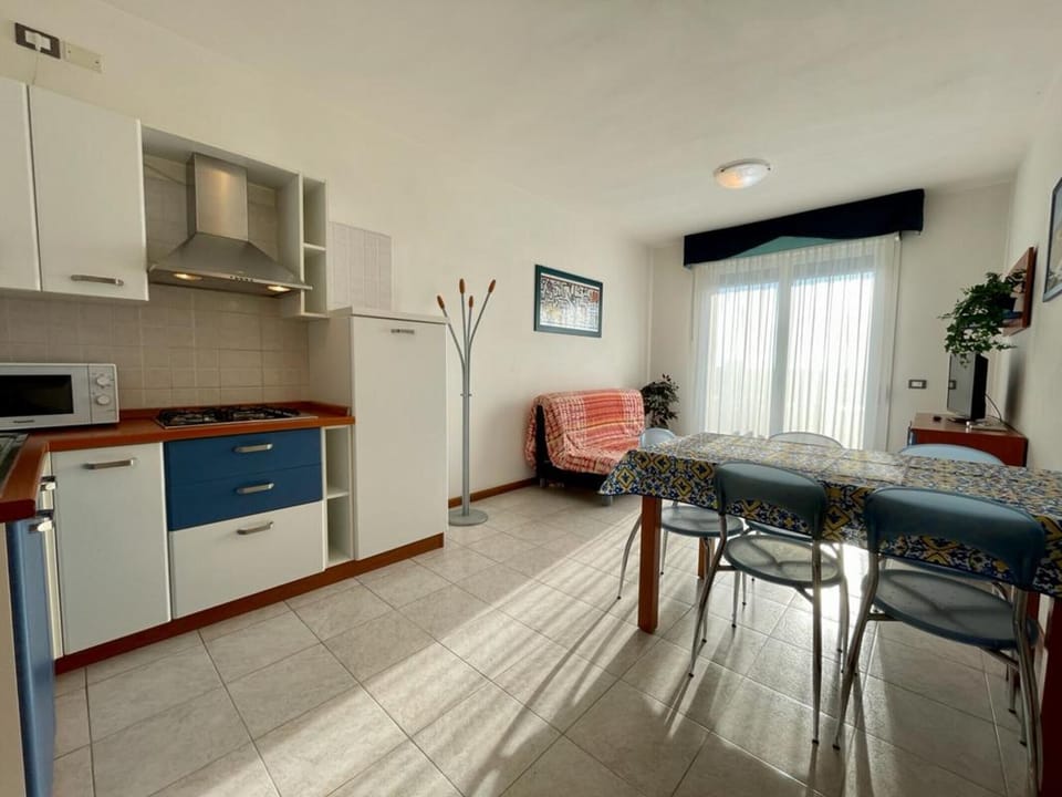 Apartment, 1 Bedroom, Balcony, Pool View | Interior