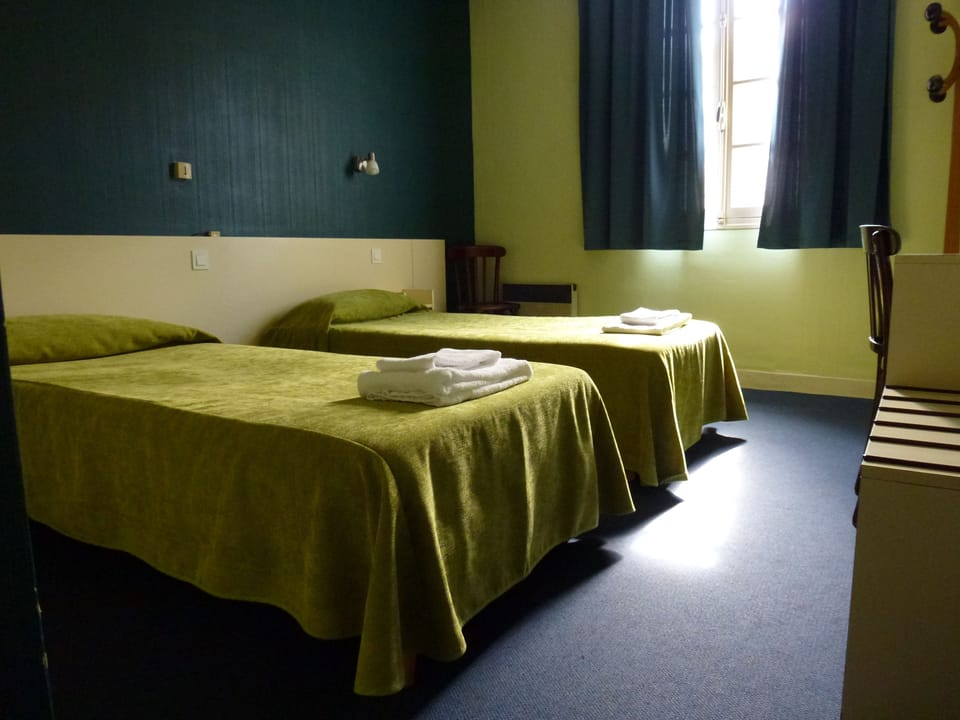 Twin Room | Desk, free WiFi, bed sheets