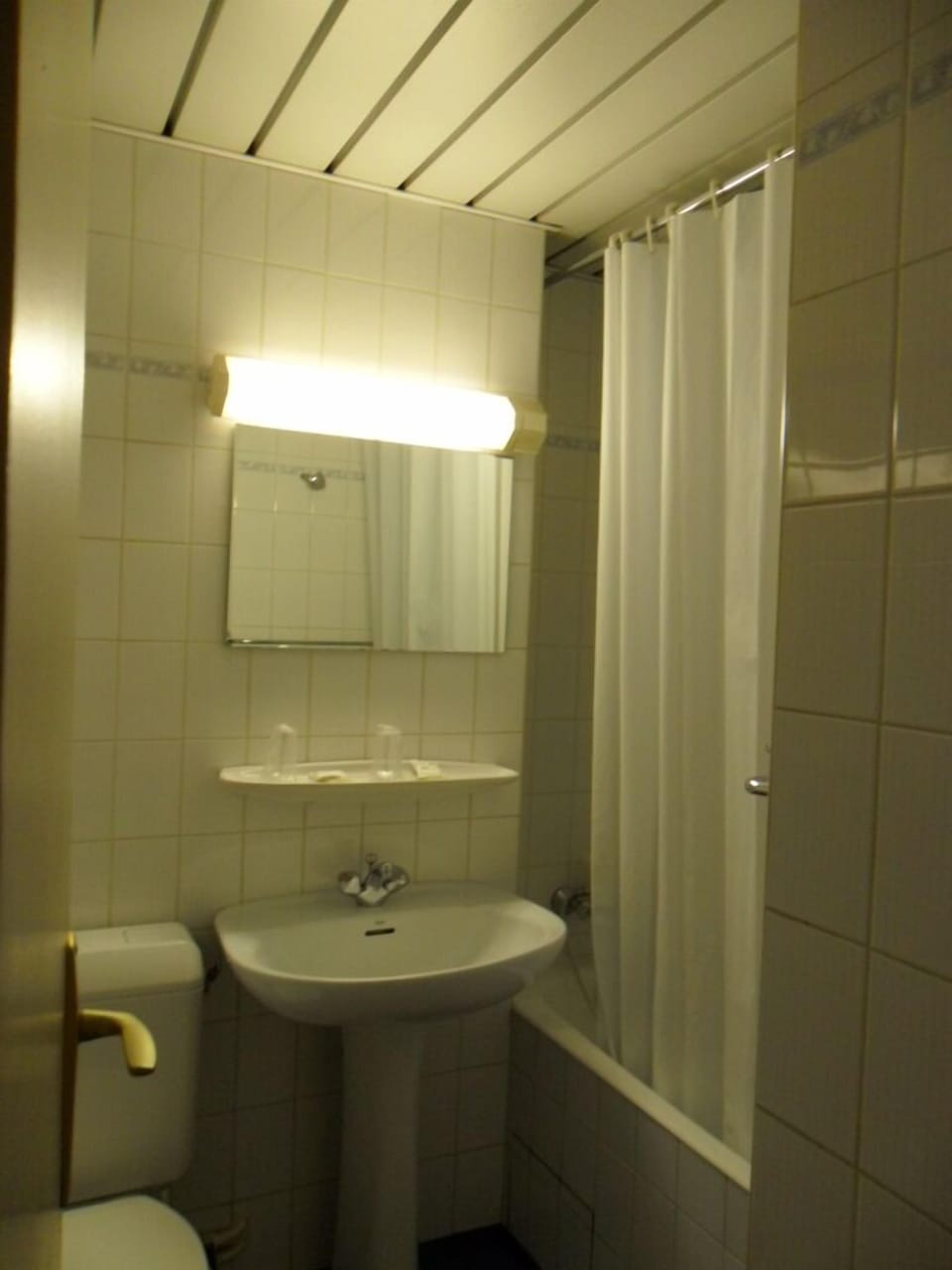 Separate tub and shower, free toiletries, hair dryer, towels