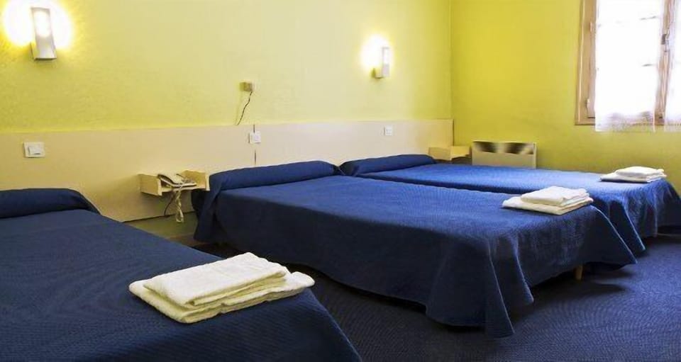 Triple Room | Desk, free WiFi, bed sheets