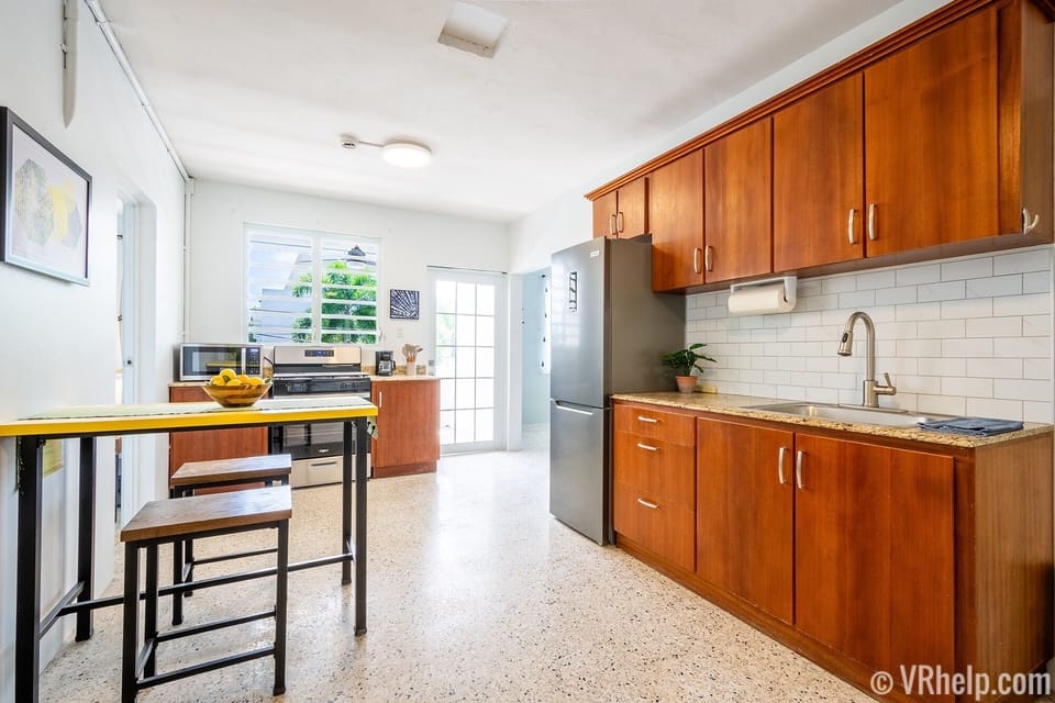 A different perspective of the kitchen.