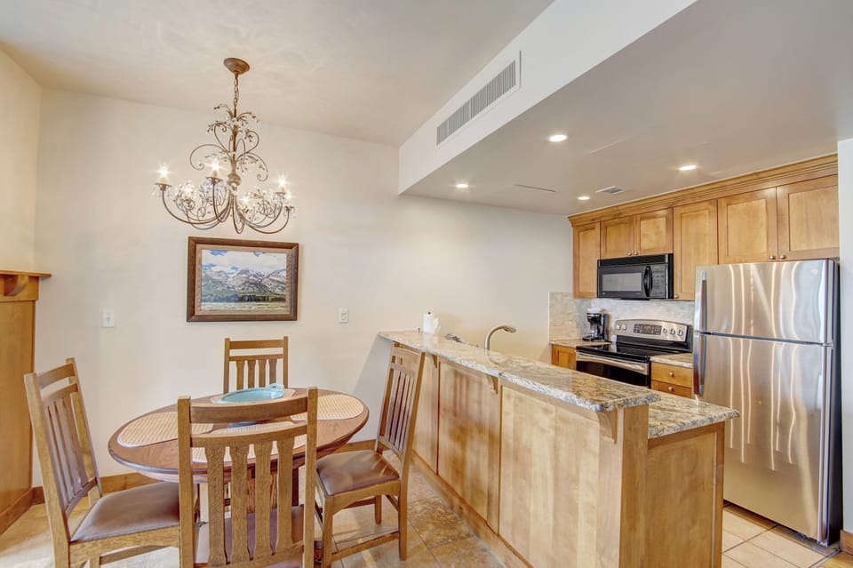 Kitchen / Dining Area