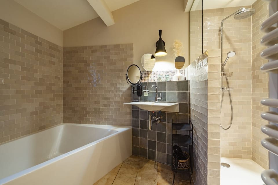 Exclusive Room, 1 King Bed | Bathroom | Eco-friendly toiletries, hair dryer, bathrobes, towels