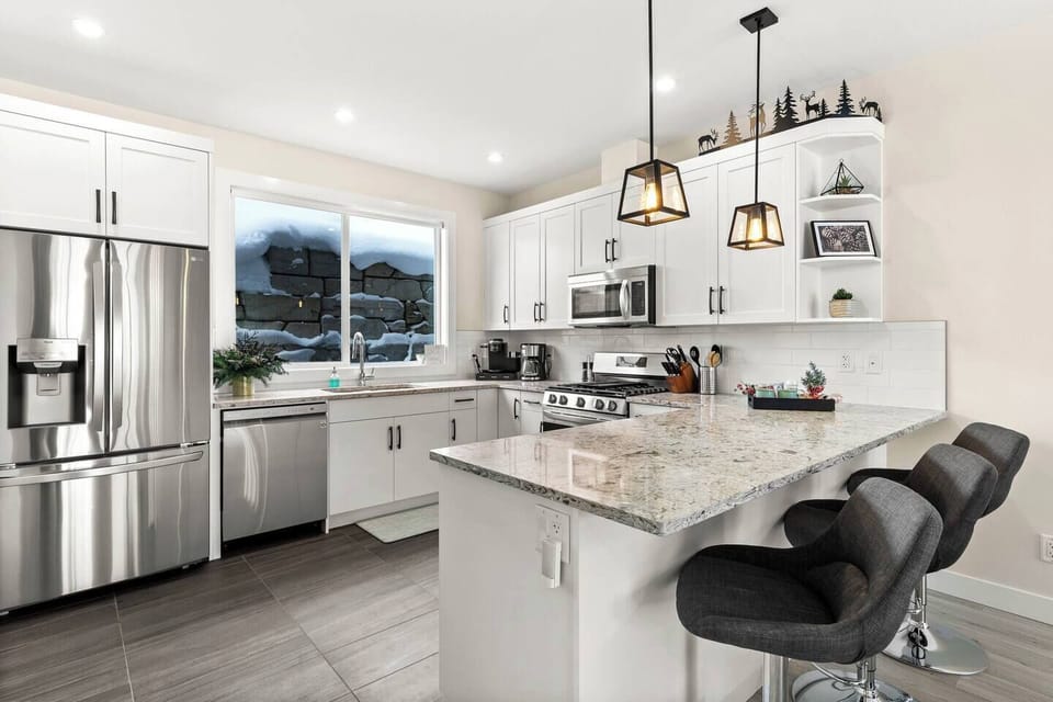 The kitchen extras include a roasting pan, gravy boat, slow cooker, panini/sandwich maker, a fondue, & a charcuterie board to name a few. The gourmet market & deli is located in the same development has a lg selection of fine cheeses & meats. 