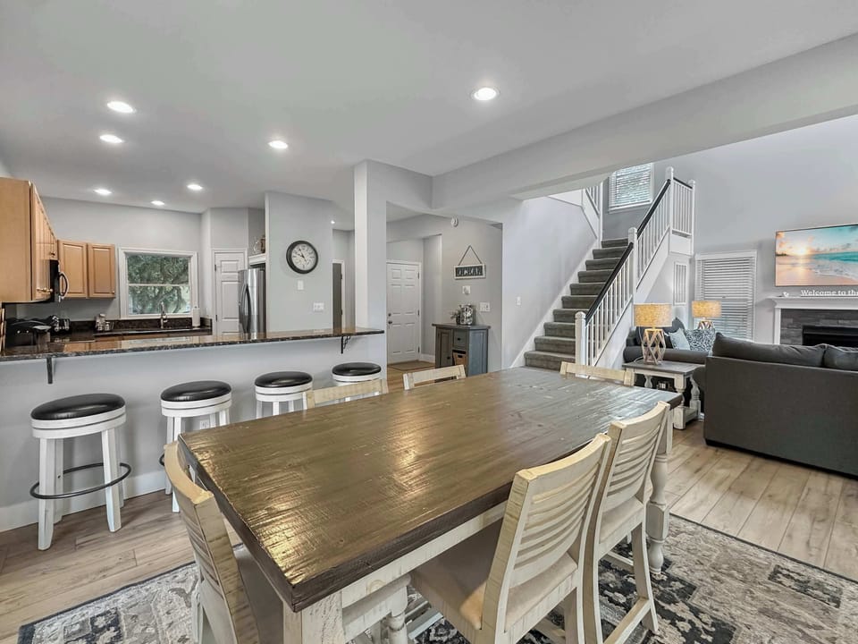 Main Level: Dining Area (Seats 6)