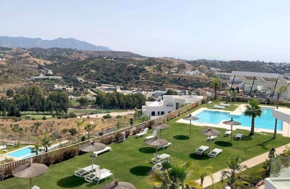 Direct garden and pool 1