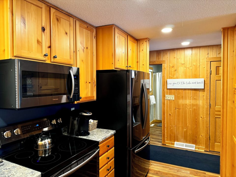 Full kitchen stocked with cooking amenities