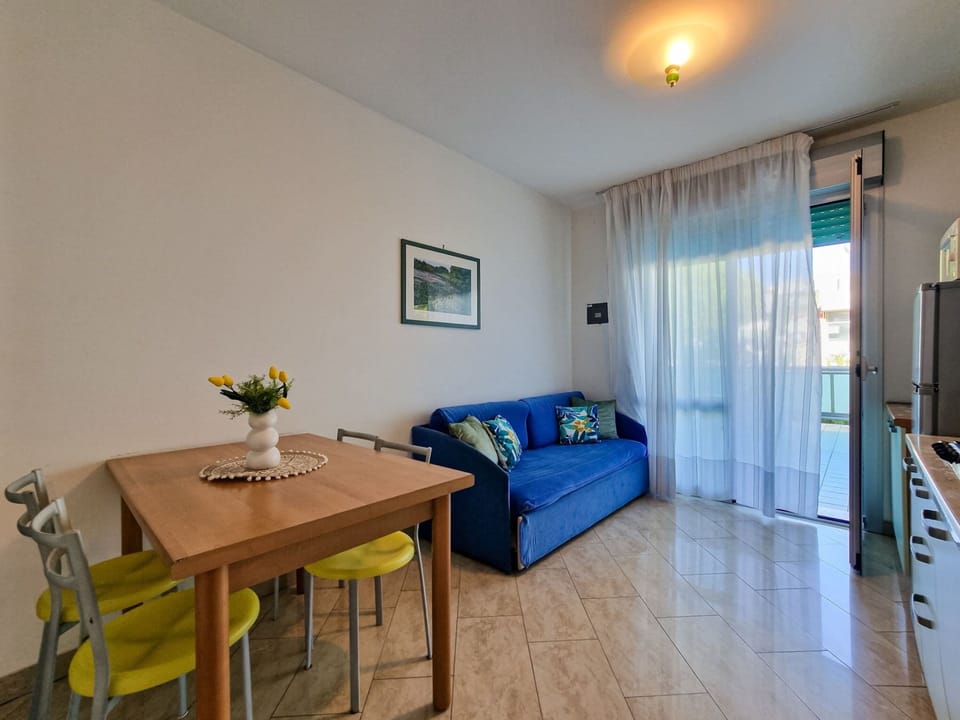 Apartment, 2 Bedrooms, Balcony, City View | Living room