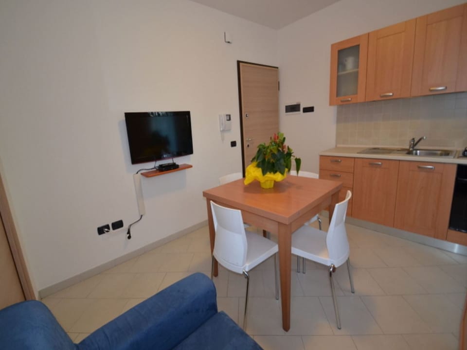 Apartment, 2 Bedrooms, Garden View | Dining room