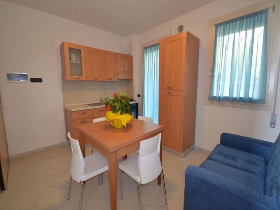 Apartment, 2 Bedrooms, Garden View | Dining room