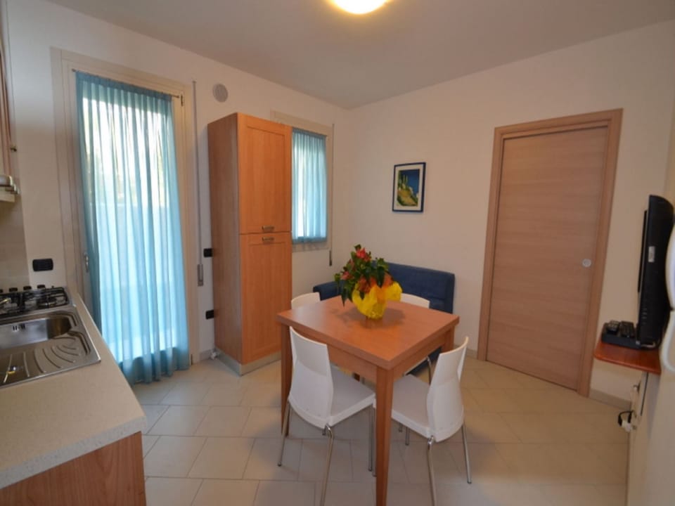 Apartment, 2 Bedrooms, Garden View | Dining room