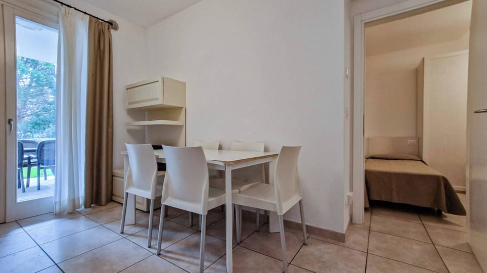 Apartment, 1 Bedroom | Dining room