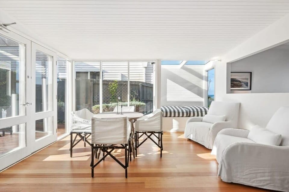 The timber-lined cove ceiling is an adaptation of a former Barwon River boathouse