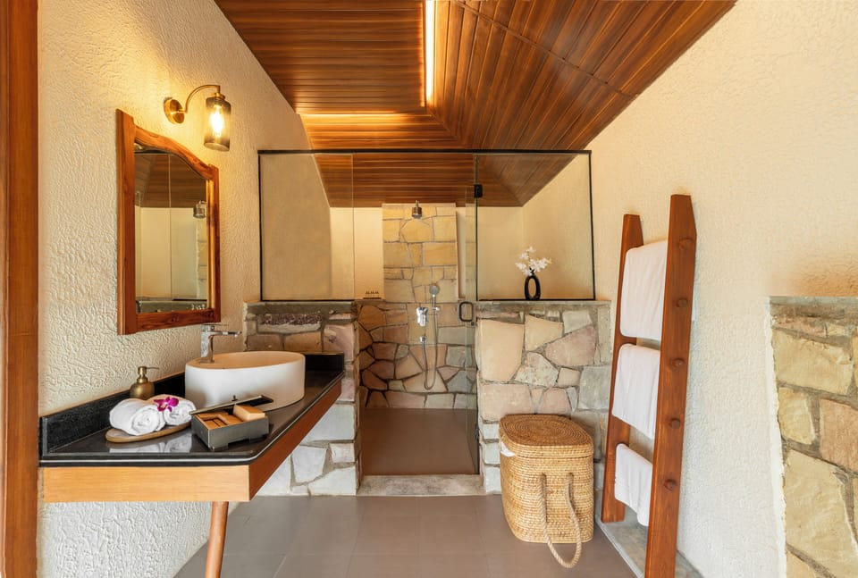 LUXURY TIGERS COTTAGE WITH PRIVATE GARDEN | Bathroom | Shower, free toiletries, slippers, towels