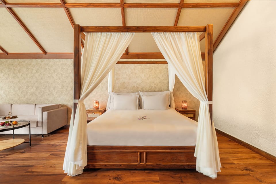 LUXURY TIGERS COTTAGE WITH OUTDOOR JACUZZI | Minibar, desk, blackout drapes, WiFi (free)