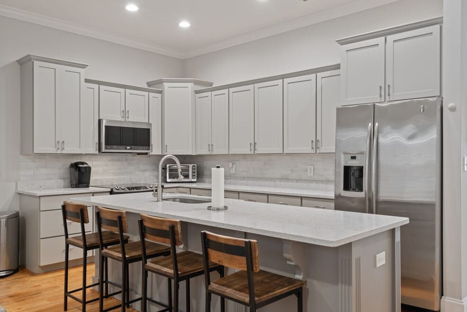 Large Eat-in Kitchen