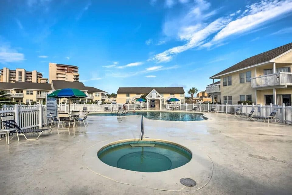 Community Pool & Hot Tub