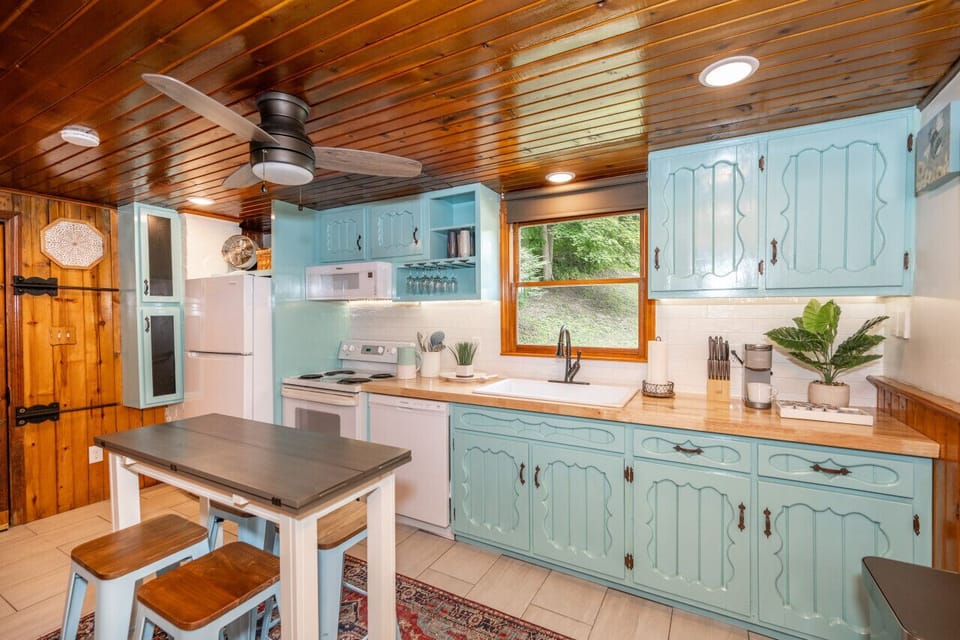 Fully equipped kitchen - glassware, cookware, dishware
