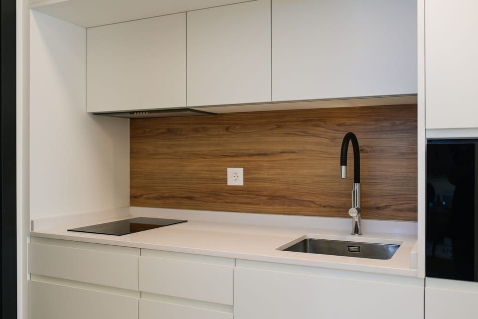 Deluxe Studio Suite | Private kitchenette | Mini-fridge, microwave, stovetop, cookware/dishes/utensils
