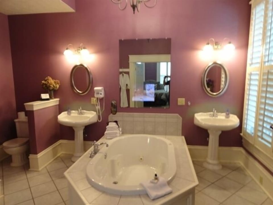 Luxury Suite, 1 King Bed, Fireplace | Jetted tub