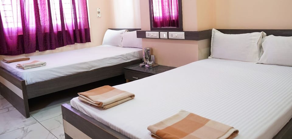 Family Quadruple Room | Desk, soundproofing, rollaway beds, bed sheets