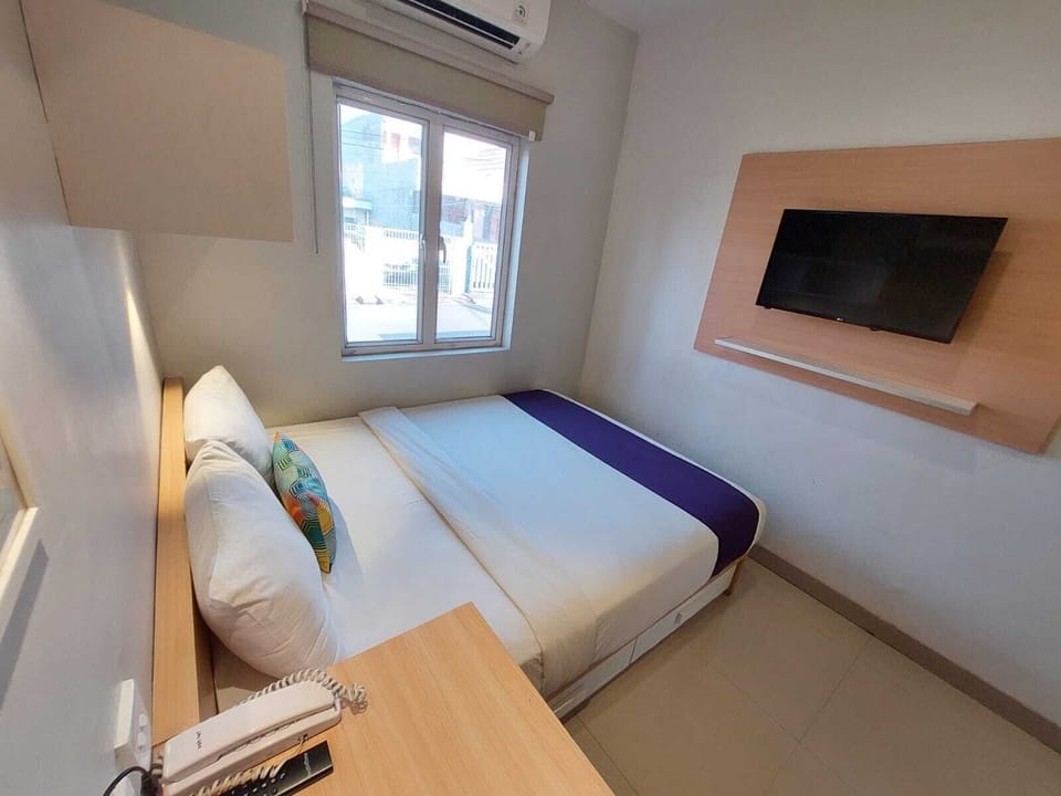 Standard Room, 1 Queen Bed | Desk, laptop workspace, free WiFi