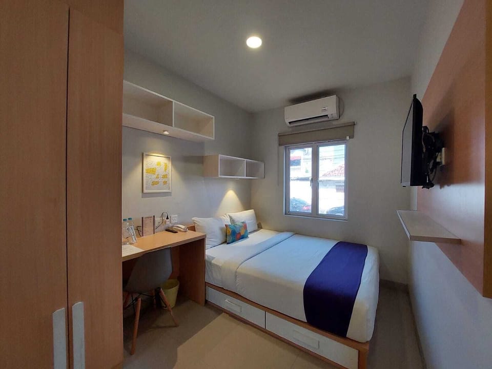 Standard Room, 1 Queen Bed | Desk, laptop workspace, free WiFi