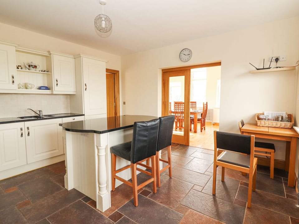 Cottage | Private kitchen | Dishwasher, cookware/dishes/utensils