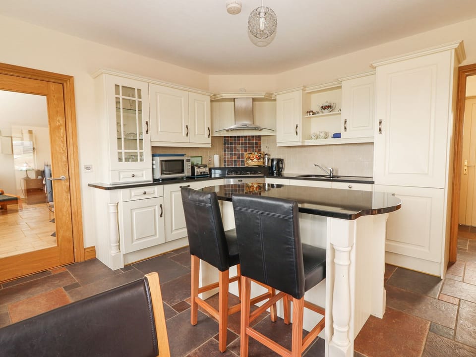 Cottage | Private kitchen | Dishwasher, cookware/dishes/utensils