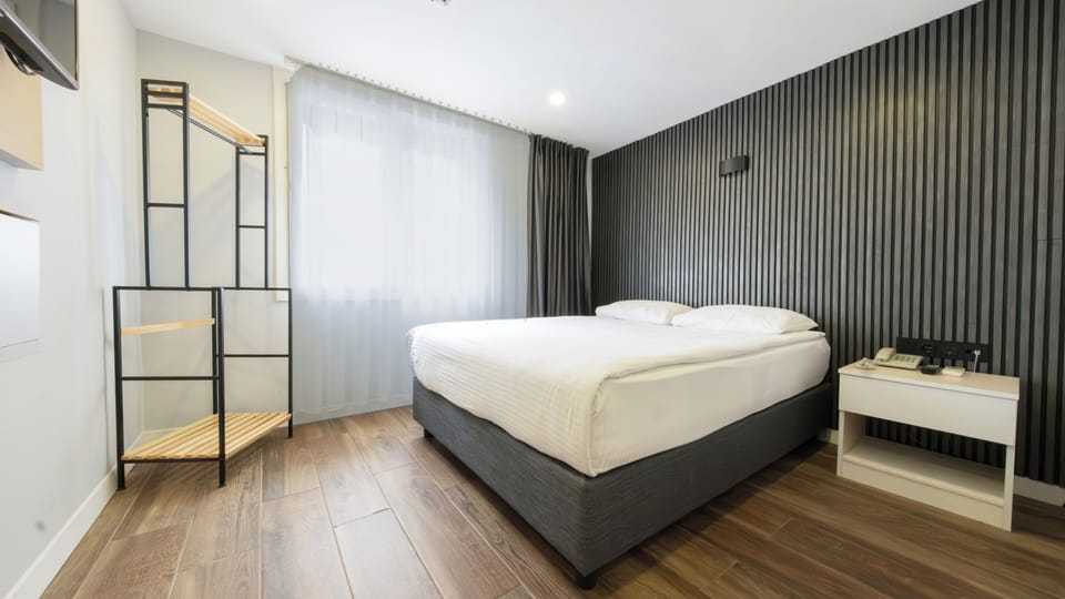 Premium bedding, minibar, blackout drapes, soundproofing