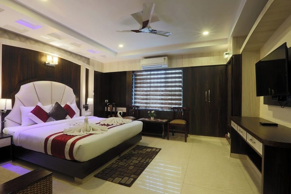 Desk, soundproofing, WiFi (free), bed sheets