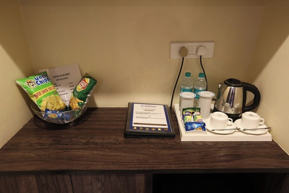 Desk, soundproofing, WiFi (free), bed sheets