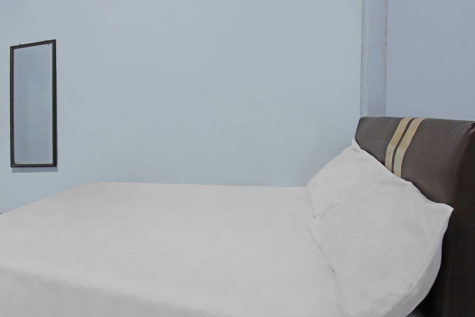 Economy Double Room | Laptop workspace, WiFi (free), bed sheets