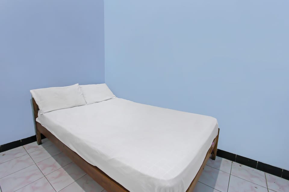 Economy Double Room | Laptop workspace, WiFi (free), bed sheets