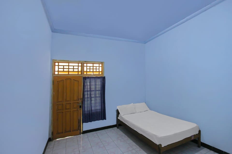 Economy Double Room | Laptop workspace, WiFi (free), bed sheets