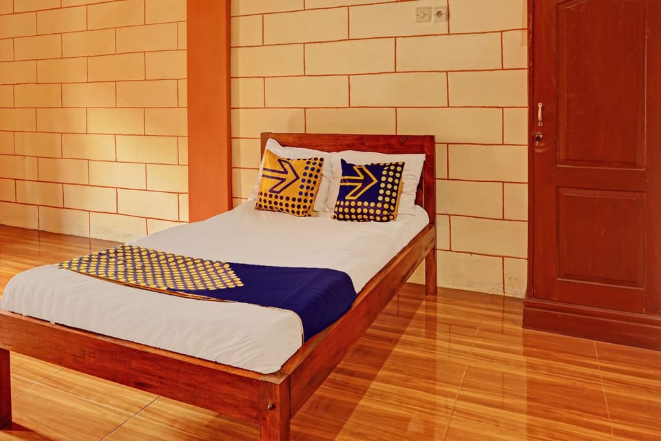 Basic Double Room | Laptop workspace, free WiFi, bed sheets