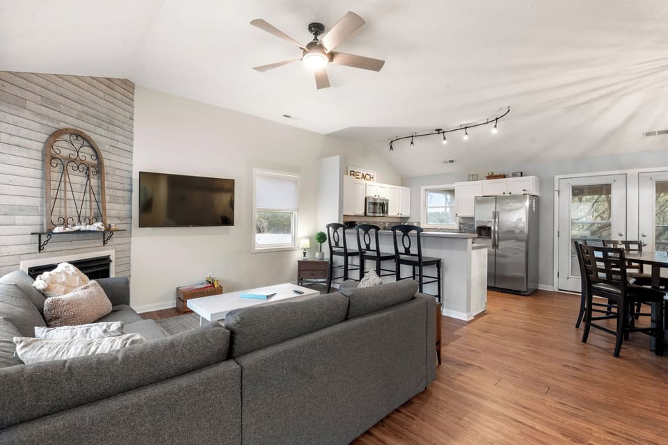 KH6525: Blue Paradise Club | Top Level Living Area